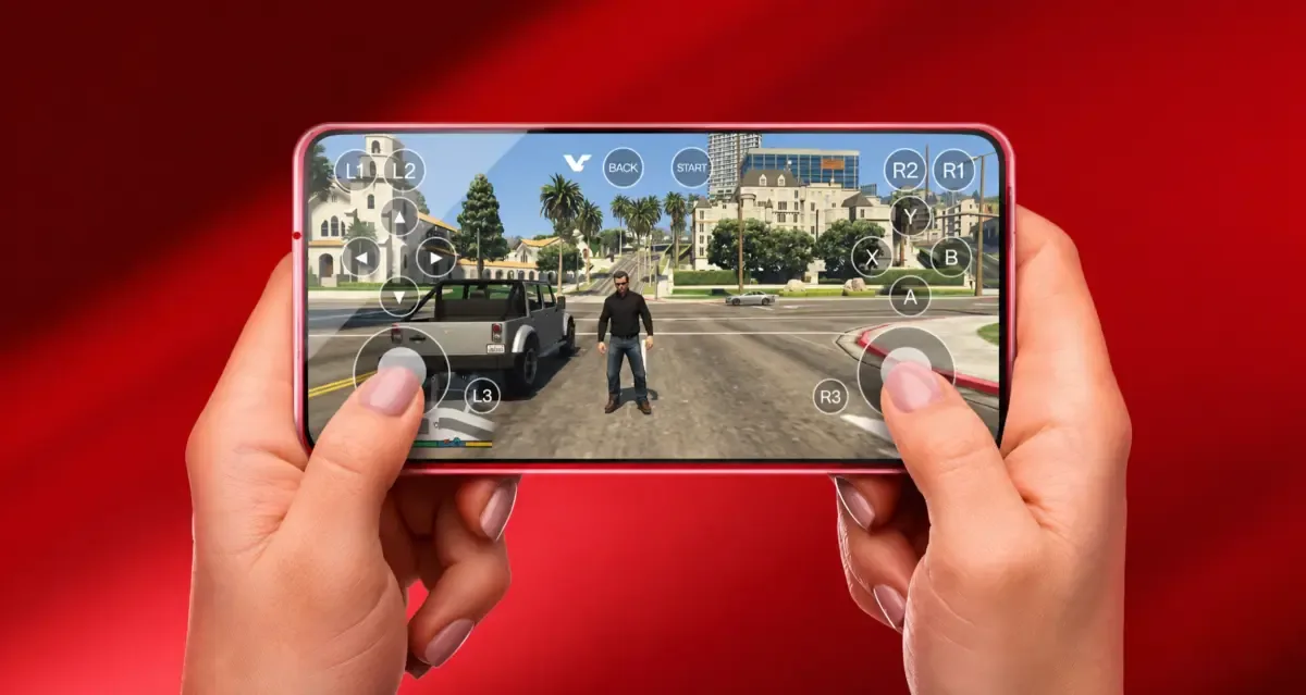 GTA 5 на экране смартфона через стриминг: виртуальные кнопки геймпада поверх игры