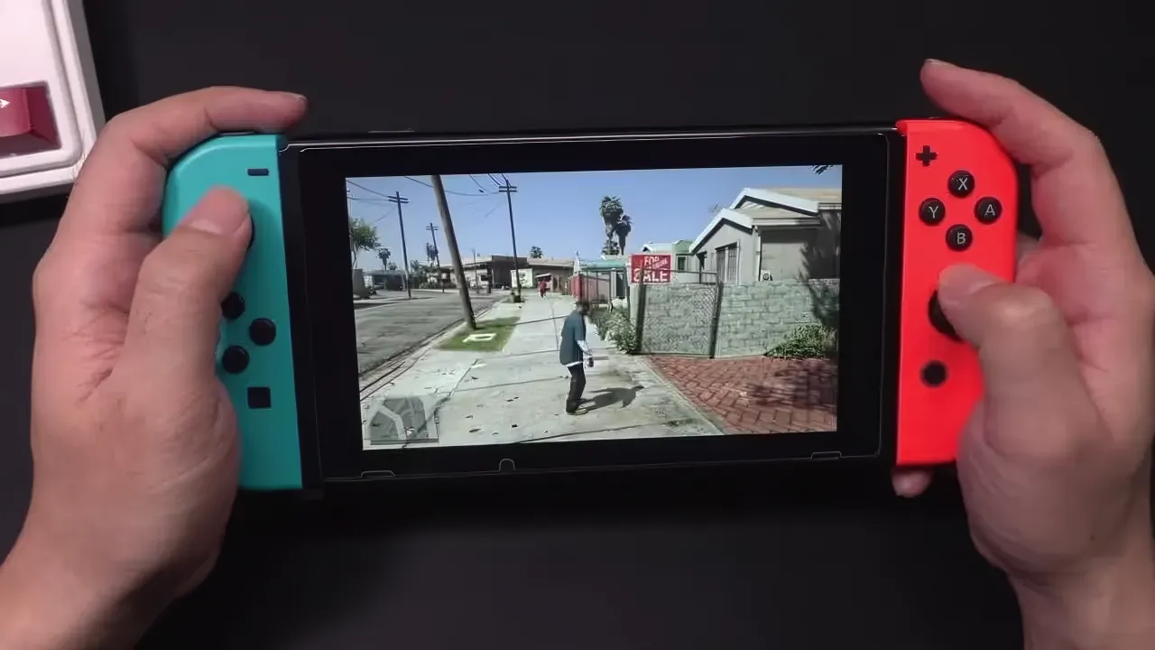 GTA 5 запущена на первой Nintendo Switch: фанатский порт Paralympics Productions, персонаж идёт по улице Лос-Сантоса