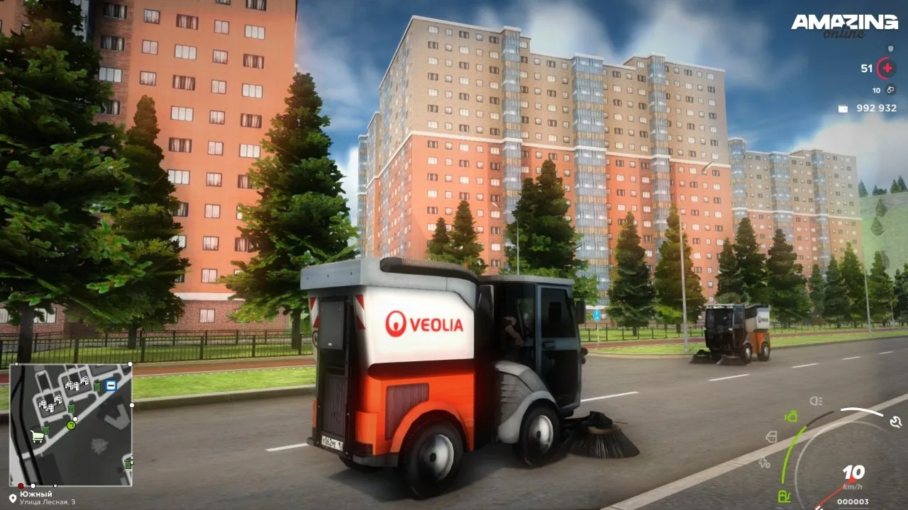 Официальный скриншот Amazing Online: уборочная машина Veolia на улице у многоэтажек, интерфейс с мини-картой